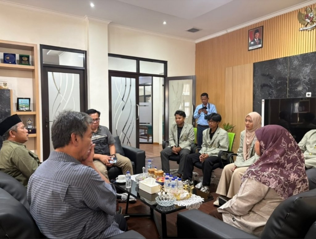 Rektor UIN Siber Syekh Nurjati Cirebon Lepas Mahasiswa PBA FITK Ikuti ITHLA Abroad Batch 8 di Malaysia, Thailand, dan Singapura
